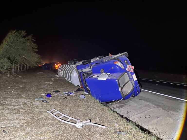 Volcadura de tractocamión; sin lesionados grave