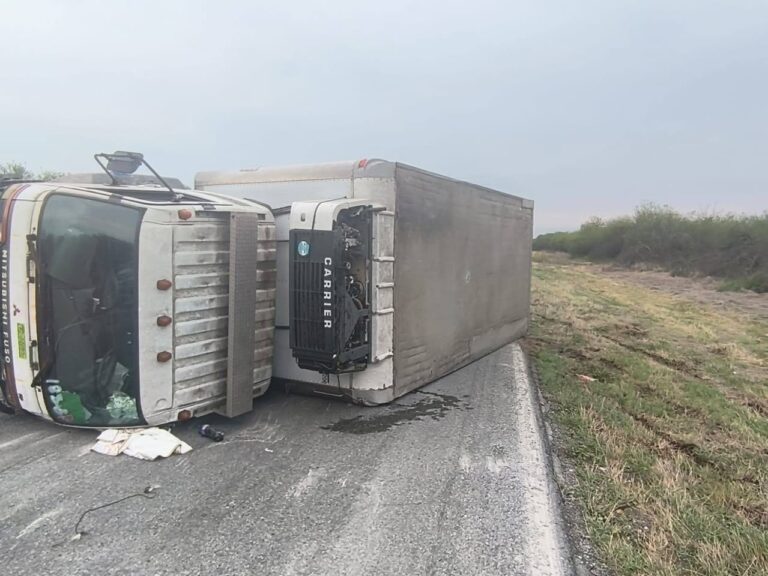 Volcadura en la Carretera Federal Padilla Tamaulipas