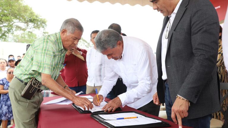 Logra Armando Martínez justicia social para habitantes de Los Olivos