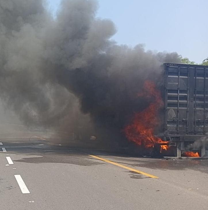 Arde tractocamión en la Mante-Tula; moviliza a la Guardia Estatal