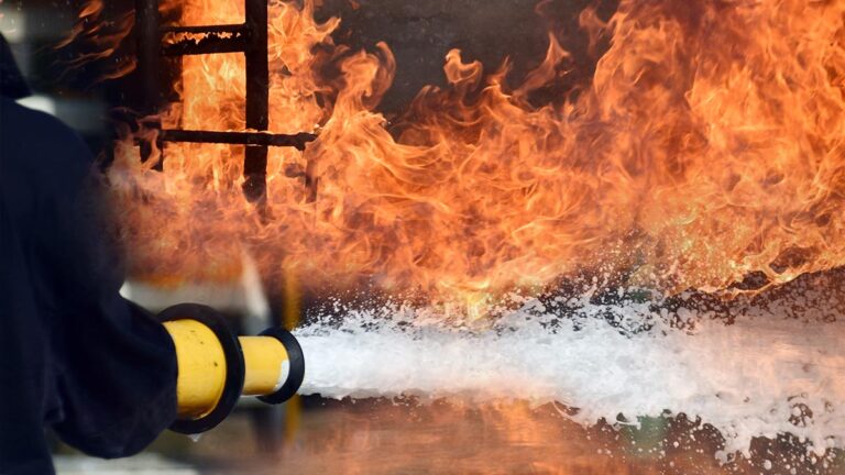 Se incendia y explota fábrica de telas en Azcapotzalco, CDMX; evacúan zona