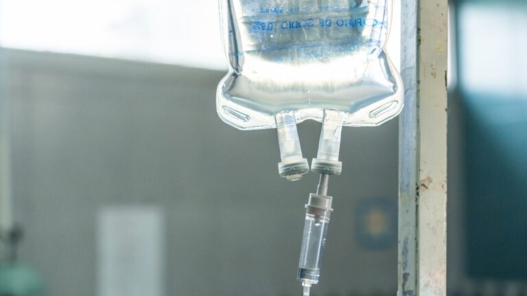 ¡No caigas! Sueros vitaminados intravenosos: la estafa que puede tener “consecuencias fatales”