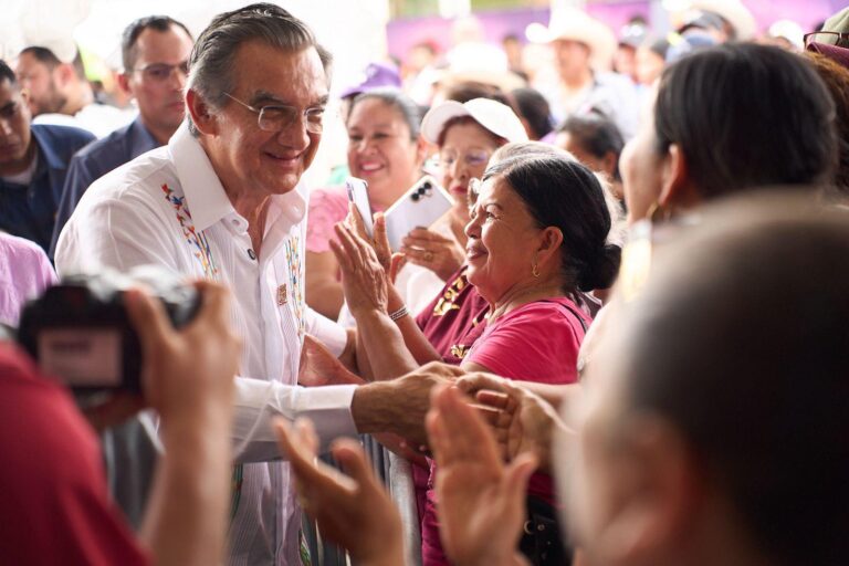 Américo y María celebran a las madres y llevan brigada de servicios a Abasolo