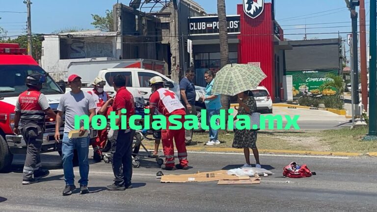 Escena dramática frente a AutoZone! Camioneta arrolla a peatón y causa caos vial