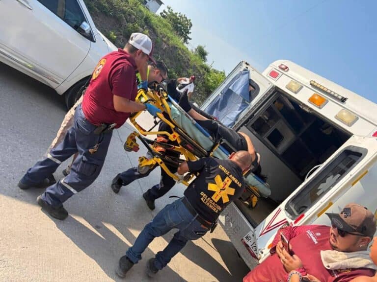 Motociclista resulta lesionado tras aparatoso accidente en el Fraccionamiento Haciendas de Altamira; fue trasladado a hospital
