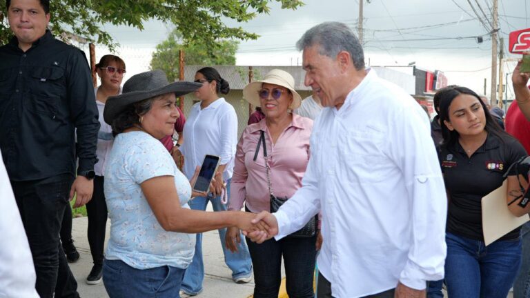 Entrega Armando Martínez pavimentación de calle en El Edén
