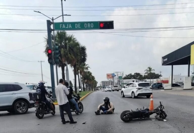 Motociclista sale volando y queda tirado tras fuerte encontronazo