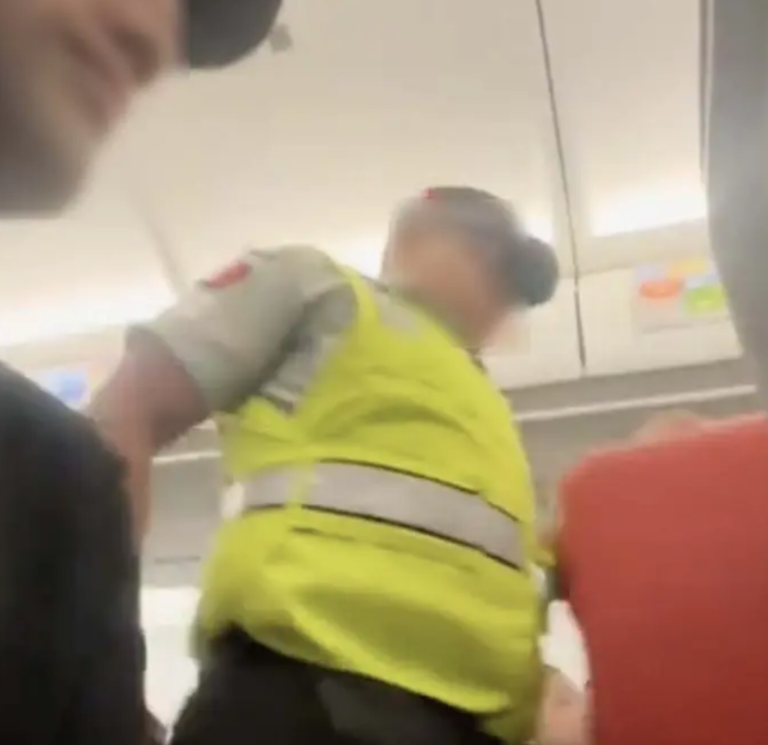 TERROR A 30 MIL PIES! Pasajero desata crisis al intentar abrir puerta en vuelo Cancún–Reynosa