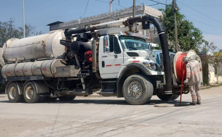 COMAPA Altamira proporciona mantenimiento a colectores en la Nuevo Tampicox