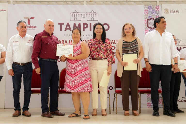 Mónica Villarreal reconoce labor de despicadoras con entrega de certificados de salud