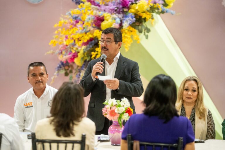 Dámaso Anaya reconoce la labor de las madres trabajadoras de la UAT