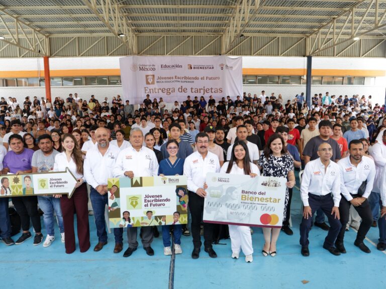 Encabeza el rector Dámaso Anaya entrega de becas a 493 estudiantes de la UAT