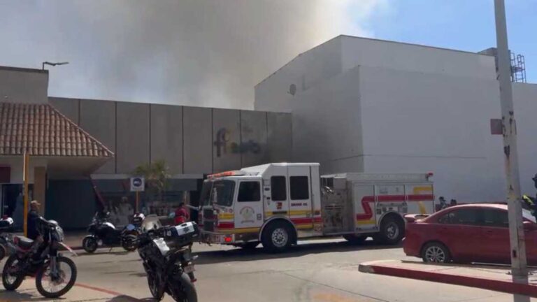 Incendio consume centro comercial en Sinaloa