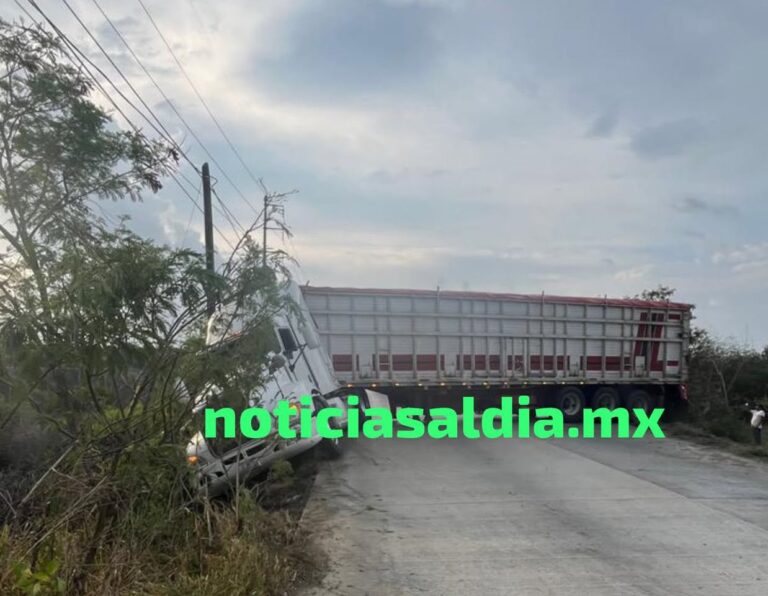 Un tráiler sufrió un aparatoso accidente la mañana de este miércoles sobre la carretera Puente Prieto–Anáhuac, a la altura de Dragados, luego de presuntamente derrapar y salir de la carpeta asfáltica, bloqueando la circulación por varias horas.