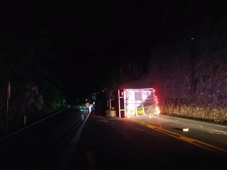 Alerta: circulación obstruida; tras derrape con volcadura de un tractocamión en Carretera Juan Capitán-El Chihue