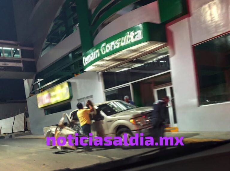 Se pasa el semáforo en rojo y desata aparatoso choque en la Avenida Hidalgo