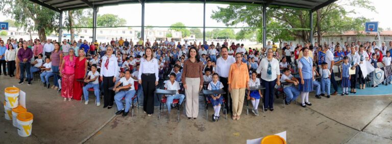 Resalta Mónica Villarreal compromiso con la educación durante la entrega de mesabancos y pintura*