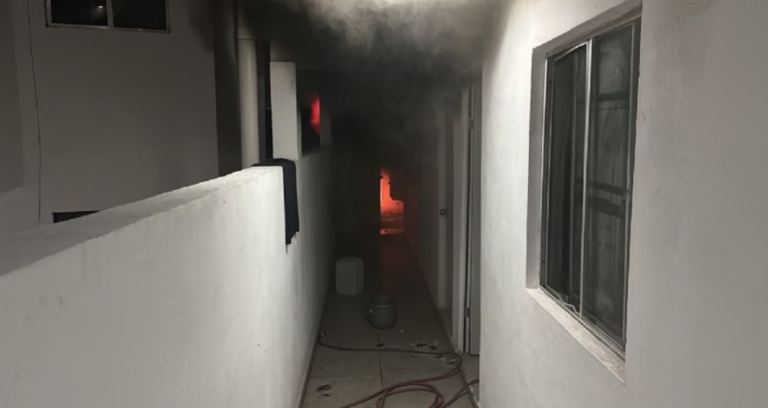 Se incendia complejo de departamentos en Mitras Centro; desalojan a 112 personas