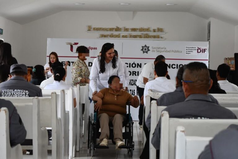 Dona DIF Tamaulipas silla de ruedas a adulta mayor con discapacidad en el CEDES Victoria