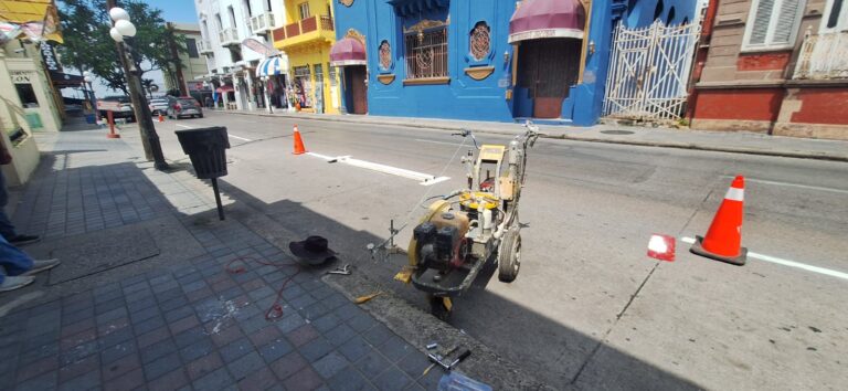 Rehabilitan señalética vial en zona centro ante llegada de visitantes