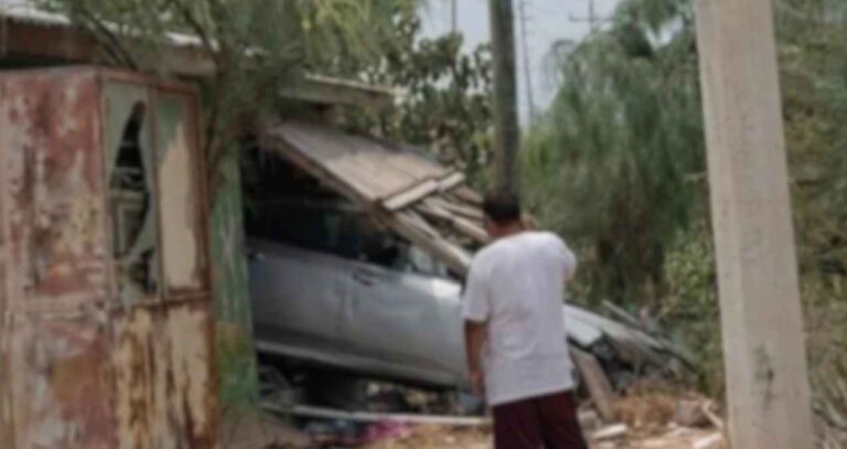 MAZDA SALE DISPARADO Y SE METE A PUESTO DE COMIDA! DOS MUJERES HERIDAS