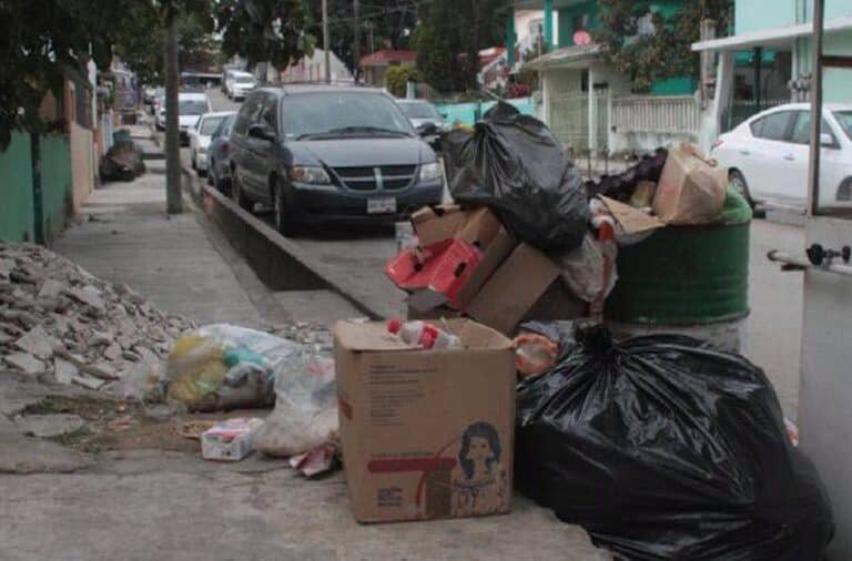 Llama Mónica Villarreal a denunciar a quienes tiren basura en la vía pública; habría sanciones