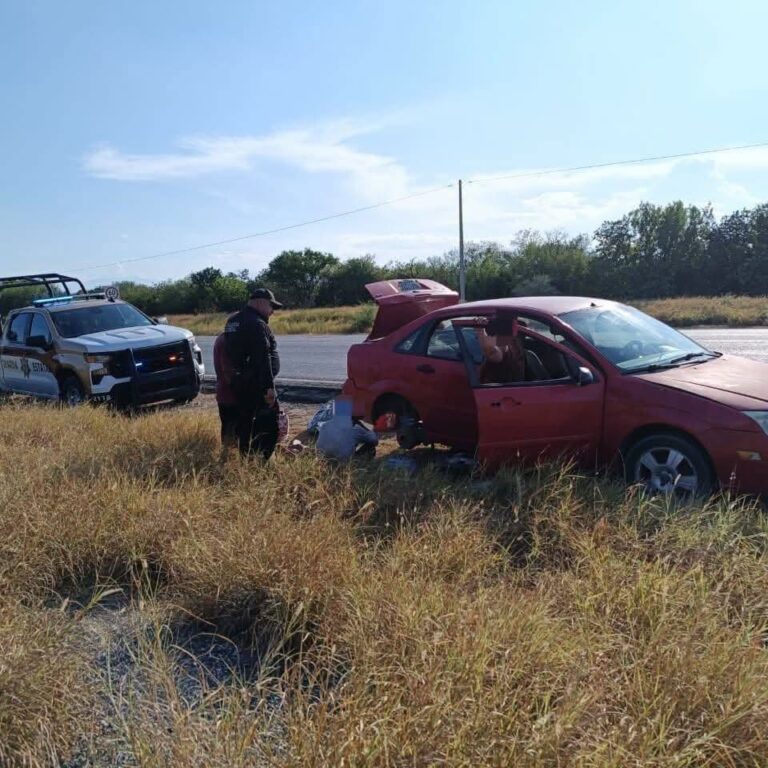 Guardia Estatal auxilia a adulto mayor en carretera