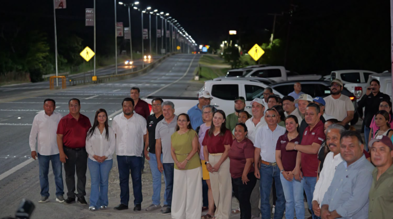 Ilumina Armando Martínez tramo carretero de Estación Esteros
