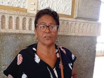 Crece participación de hombres en el despicado de camarón ante la falta de empleo