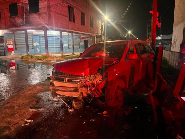 ¡Se esfumó tras el choque! Deja camioneta destrozada y abandona el lugar