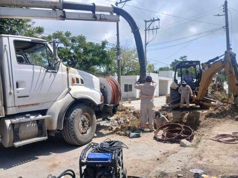 Realiza COMAPA Altamira reparación de línea de conducción de agua*