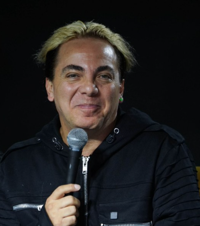 Cristian Castro sorprende a Memo Ochoa y le dedica canción en pleno concierto
