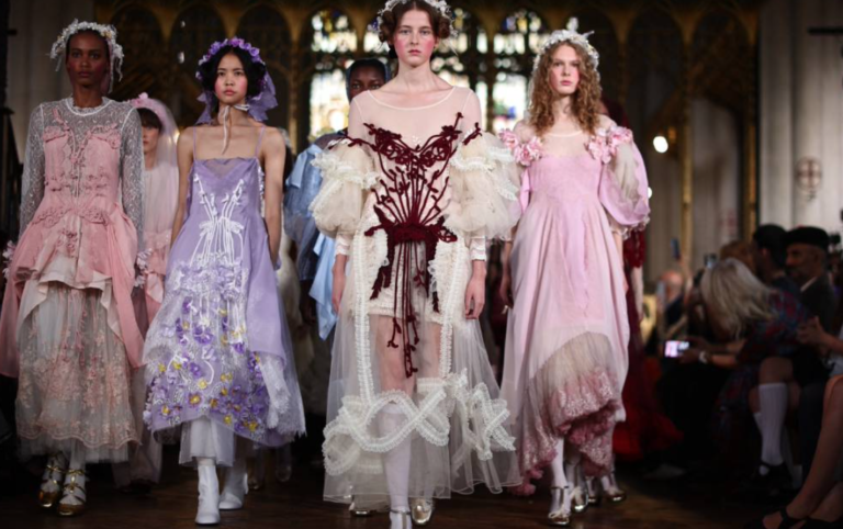 La moda estilo realeza regresa; así es la nueva tendencia en 2026