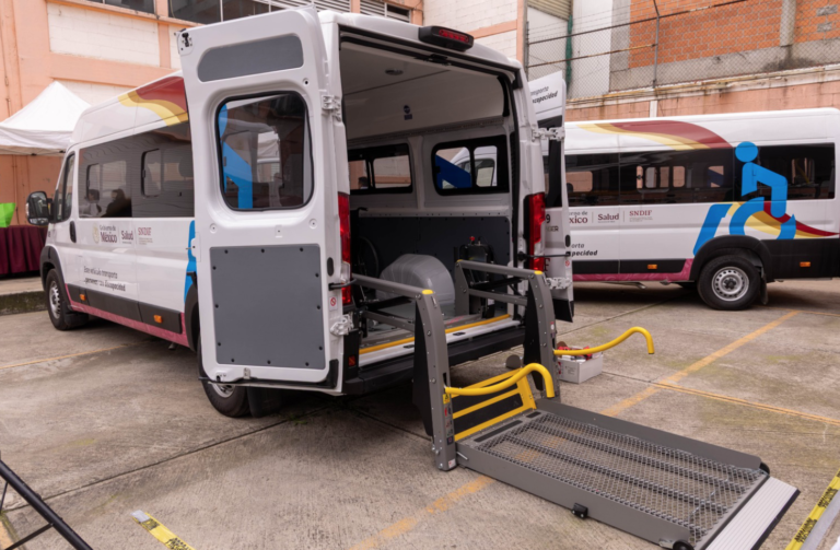 Recibe DIF Tamaulipas tres vehículos adaptados para fortalecer atención a personas con discapacidad